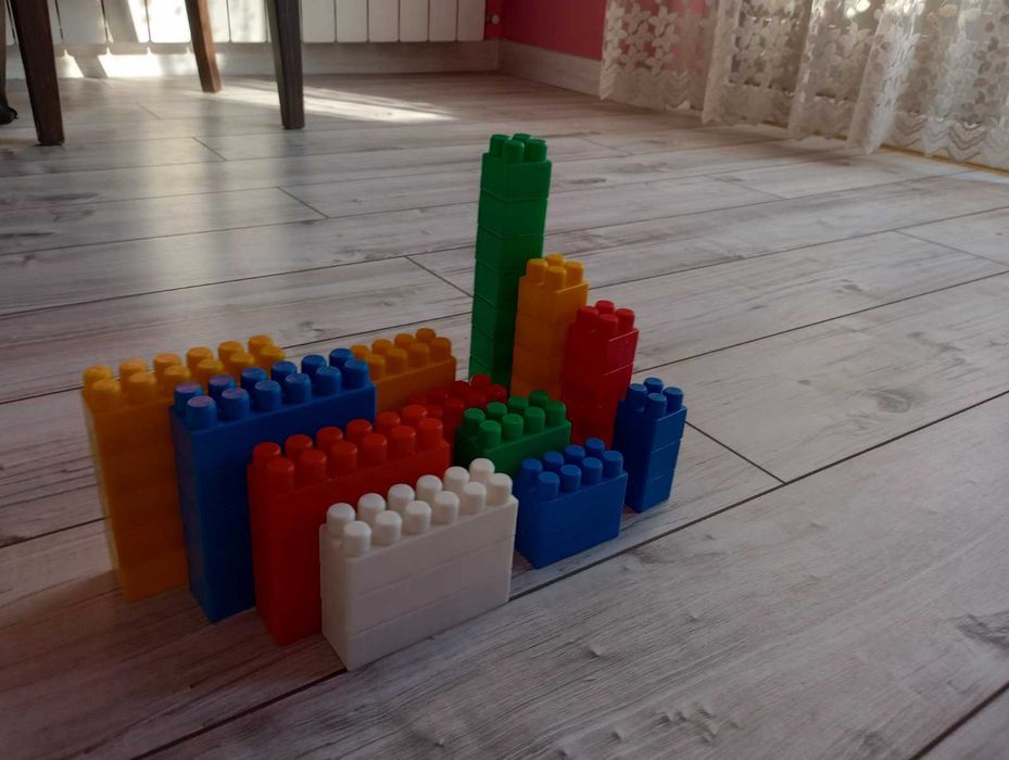 Продавам части от конструктор за сглобяване