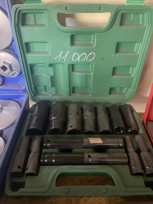 Наборы ключей и головок.