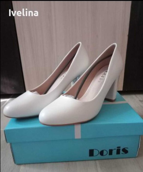 Дамски бели обувки на ток