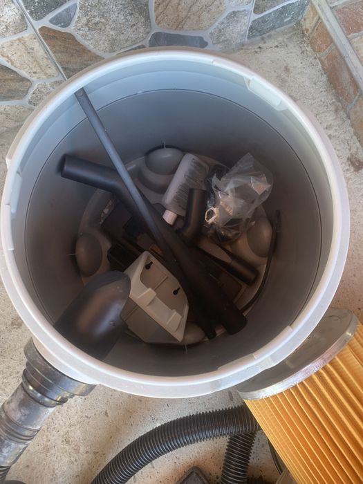 Vand masina pentru curatat mocheta sau covoare