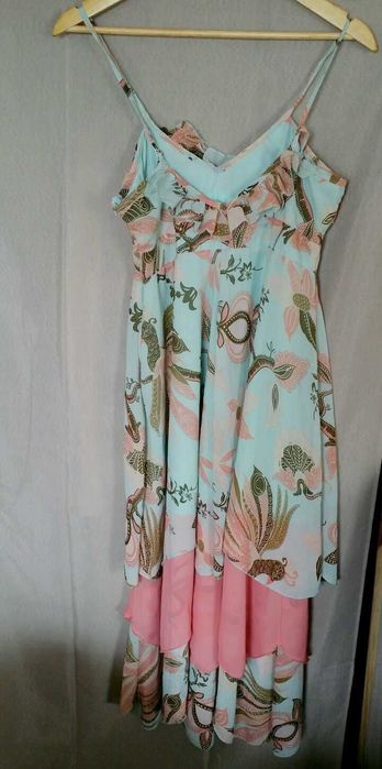 Страхотна лятна рокля с красиви цветя размер S