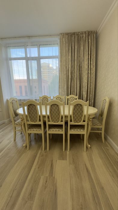 Стол и 8 стульев