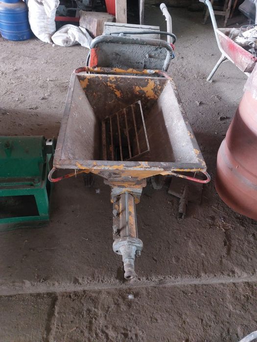 Vând mașină de tencuiala