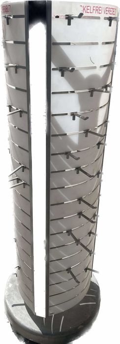 Бижута и въртящ стелаж за бижута