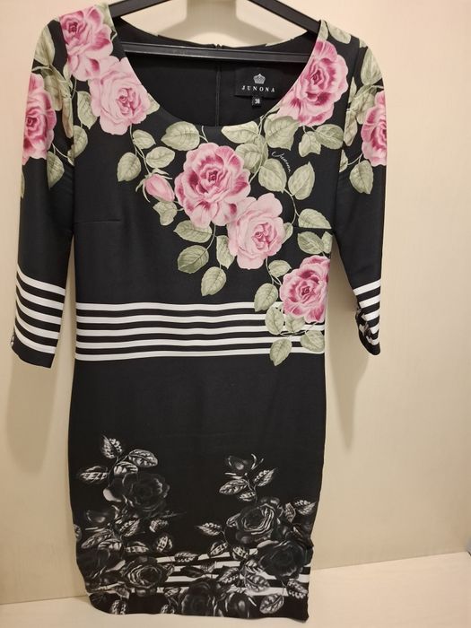 Продавам запазени рокли и костюми