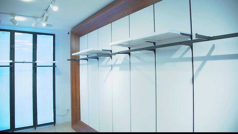 Ayollar kiyimi do'koni uchun mebel super narxda!