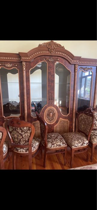 Сервант . Почти новый.