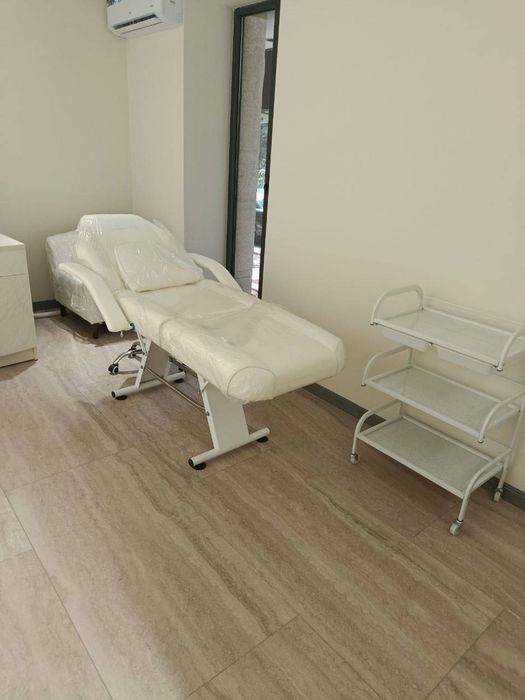 Медицинский шкаф. Акрил. Два кресла и круглый столик комплект, кушетка