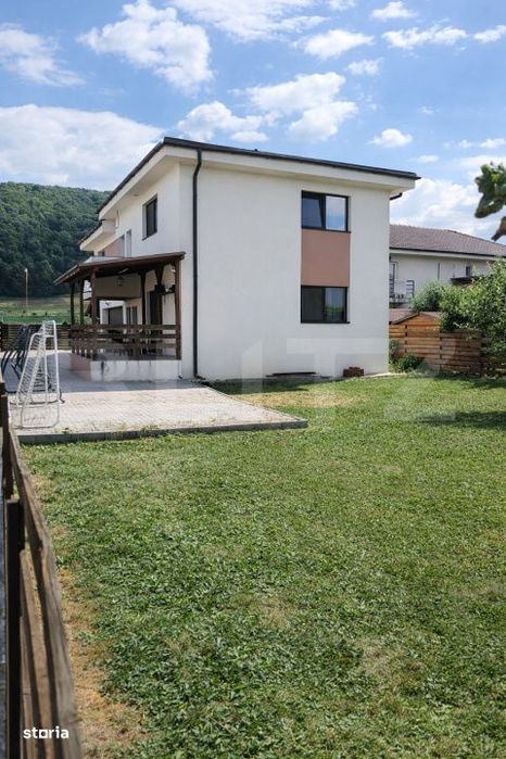 Casa individuala moderna cu panouri fotovoltaice, 600mp teren, 5 camer