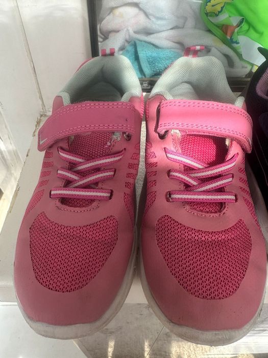 Продаю кроссовки девочковые синие и розовые