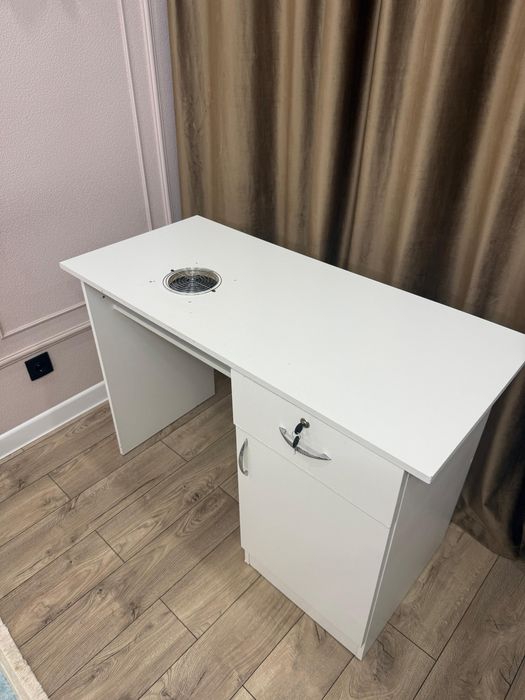 Маникюрный стол с вытяжкой