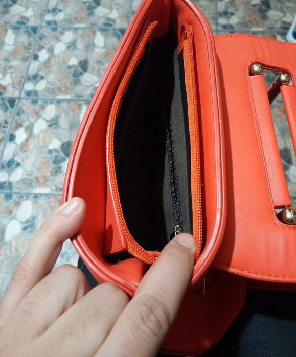 Geanta fete stare perfecta ca noua
- latimea 30 cm
- inaltimea 30 cm
Dispune de buzunar interior cu fermoar