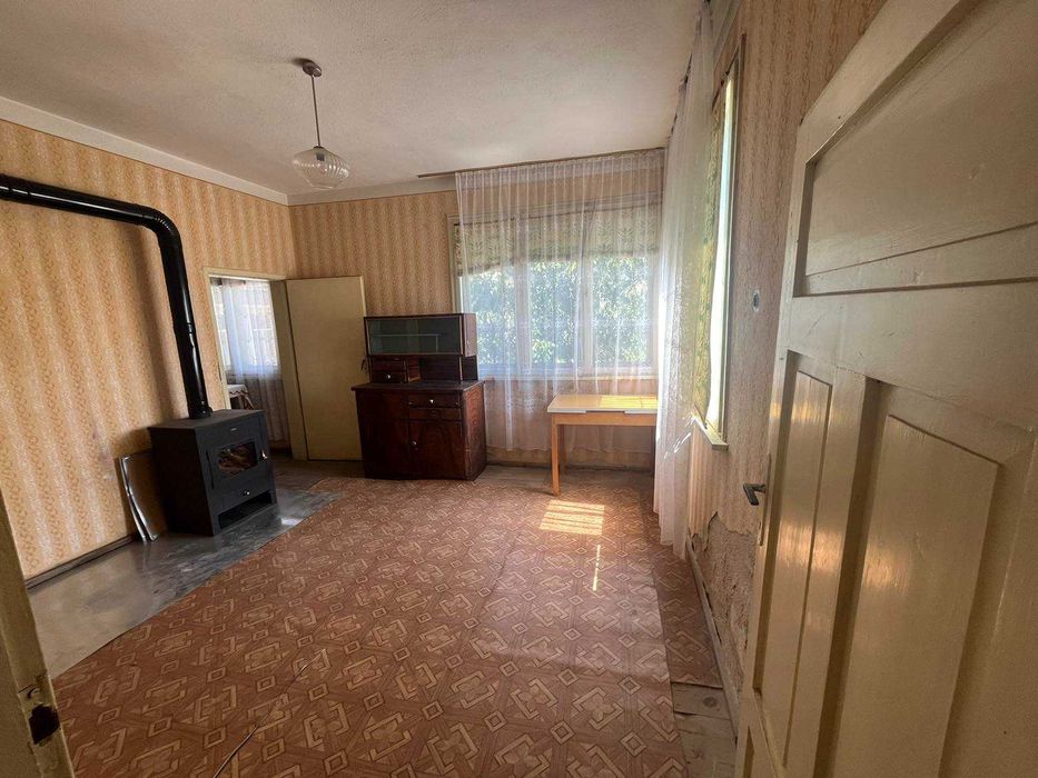 Монолитна къща на село с две бетонни плочи