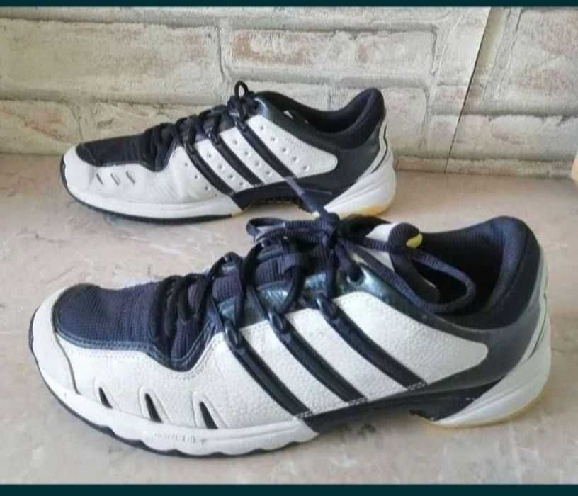 Adidași numărul 47-48