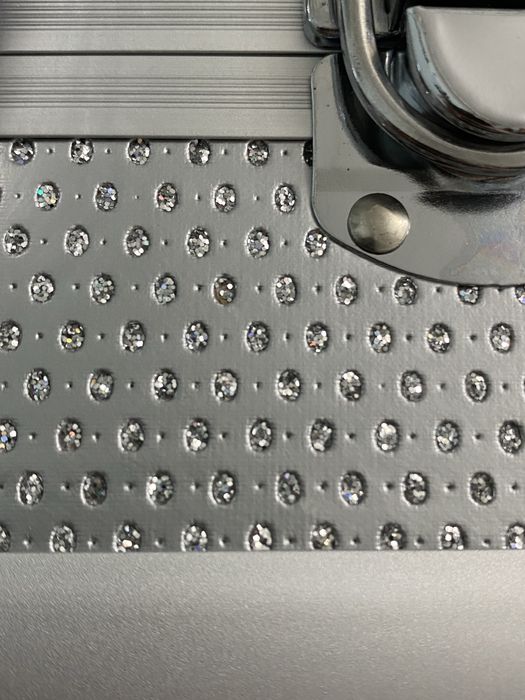 Серебристый кейс для косметики