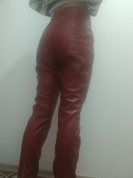 Pantaloni imitație piele zara