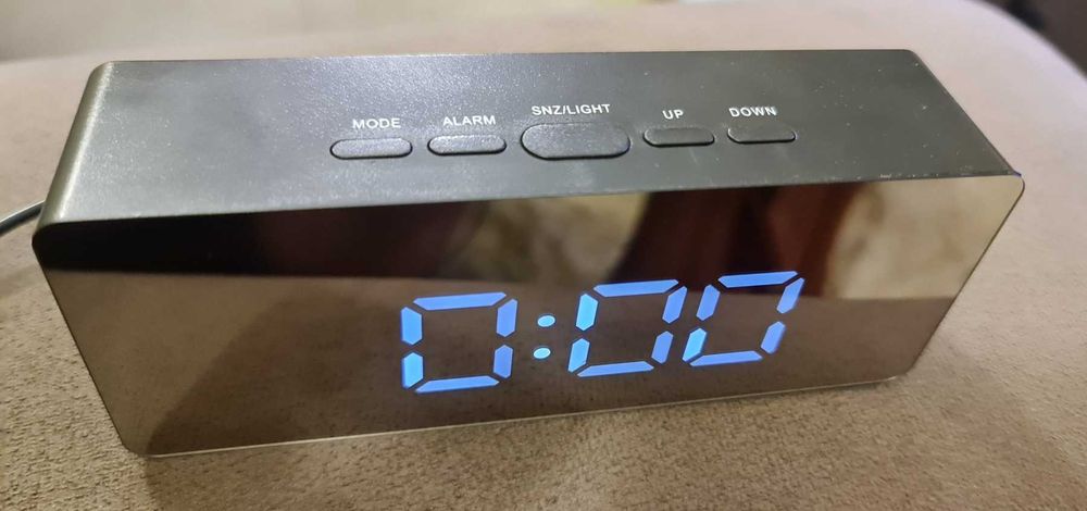 Настолен огледален LED часовник