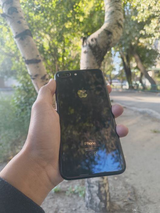 Продам Айфон 8  plus