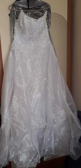 Булчинска рокля и обувки,+ аксесоарите подарък