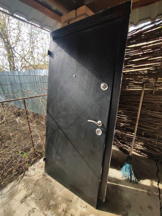 Продам металлическую дверь