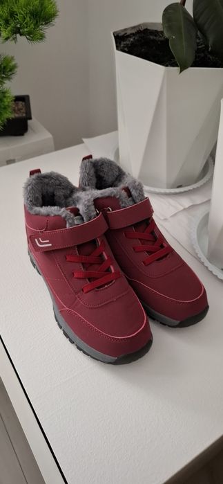 Продам тёплые кроссовки