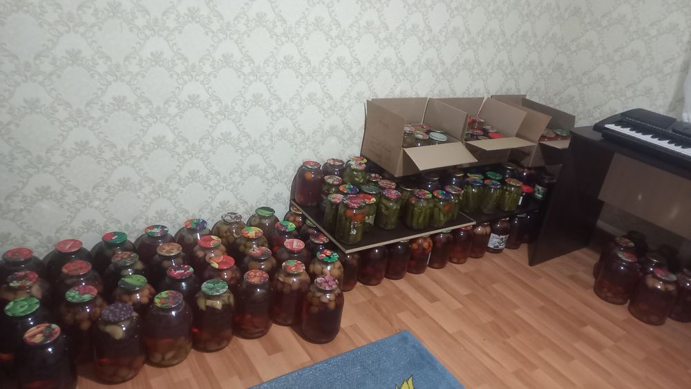 Компот,салаты,огурцы,помидор,варенье