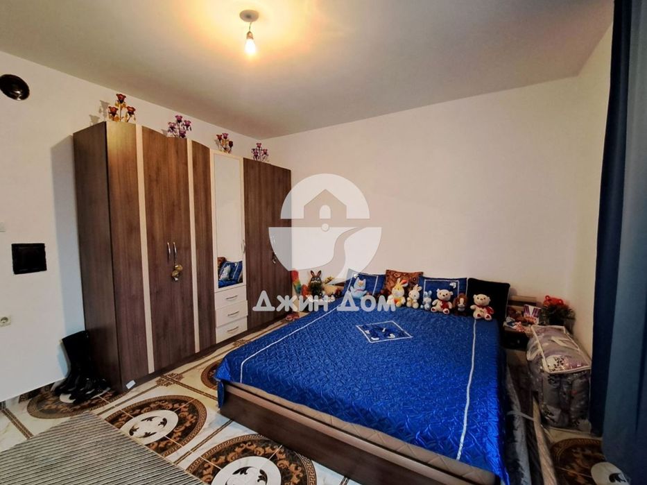 Едноетажна къща с двор в с. Черноград