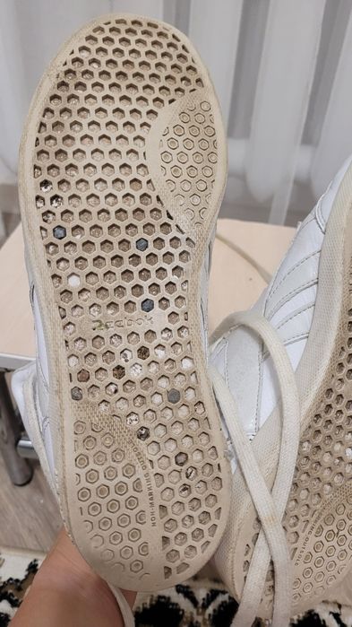 Продам женские кроссовки Reebok
