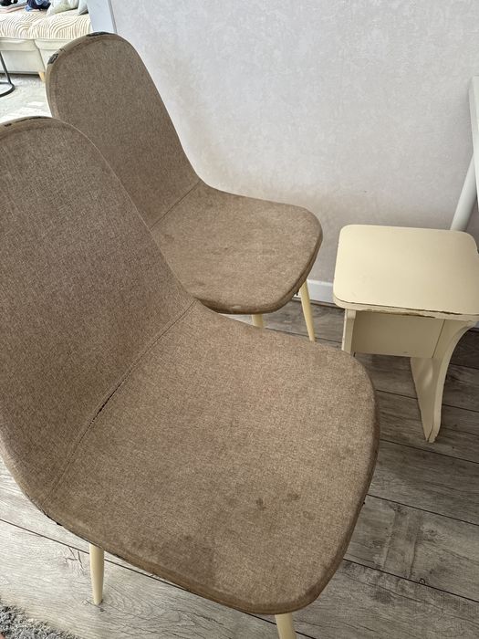 Отдам стулья и табурет