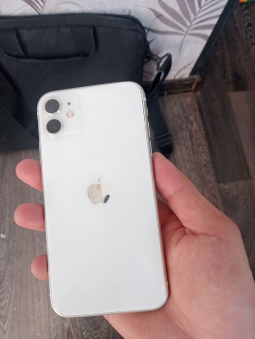 Iphone 11 white.