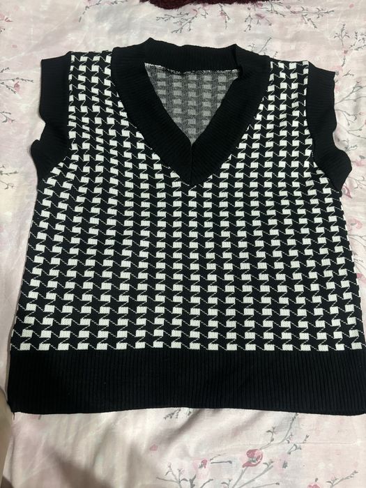 Женский вязаный жилет