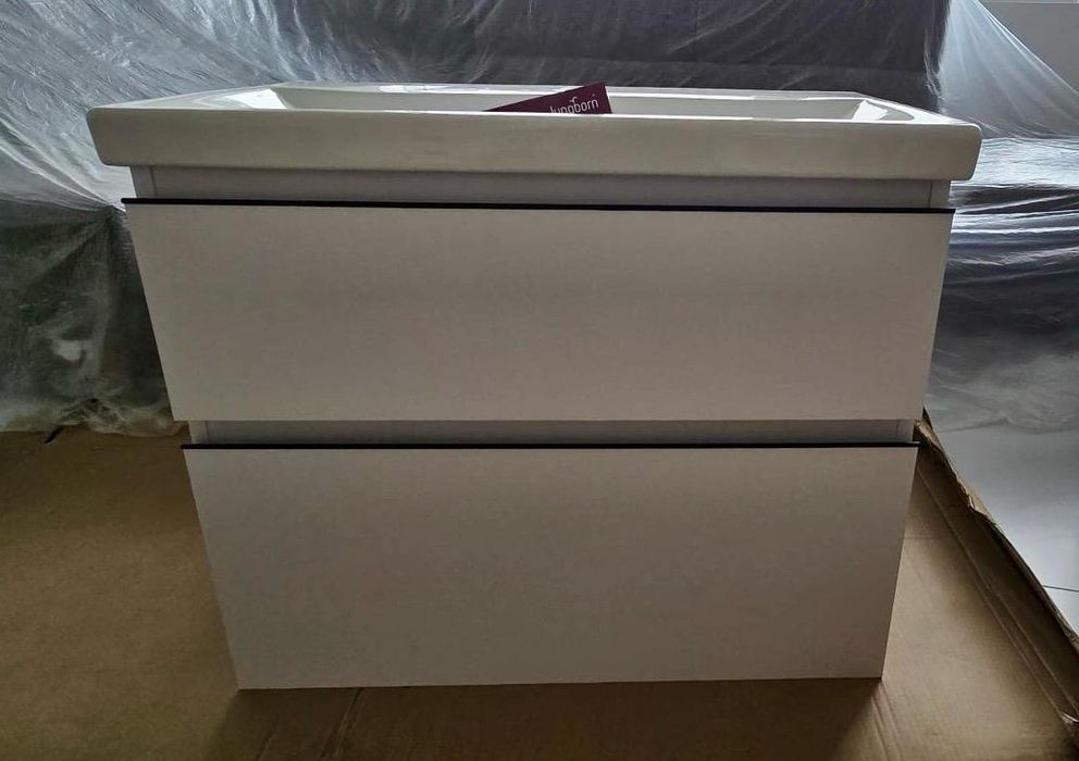 Set mobilier baie suspendat Jungborn Trenda riflaj 80 cm alb cu manier negru, adâncime 45 cm, înălțime 65 cm, lungime 80 cm.
