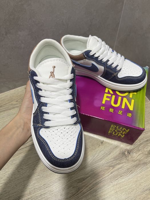 Кроссовки женские