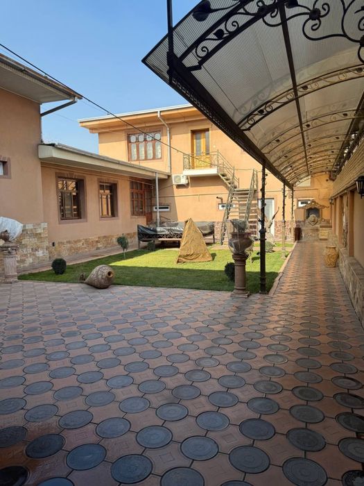 Hovli 4.2 sotix 7xona TOWN UP domlari qarama qarshisi