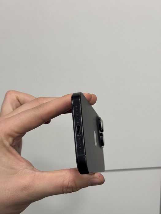 Продавам iPhone 16 PRO