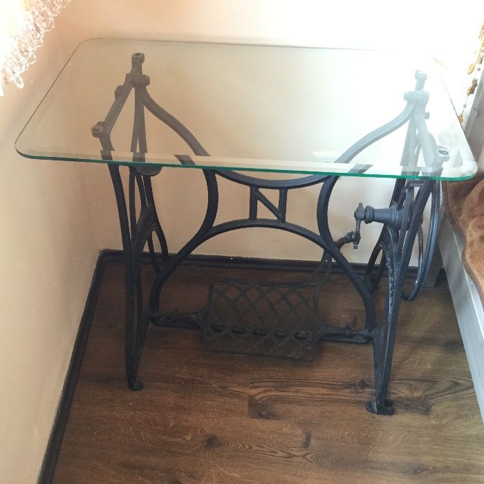 дизайнерска маса от стойка от шевна машина NAUMANN и стъклен плот