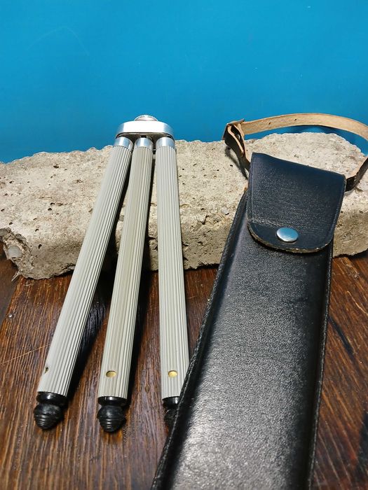 Стар статив,тринога за фотоапарат.