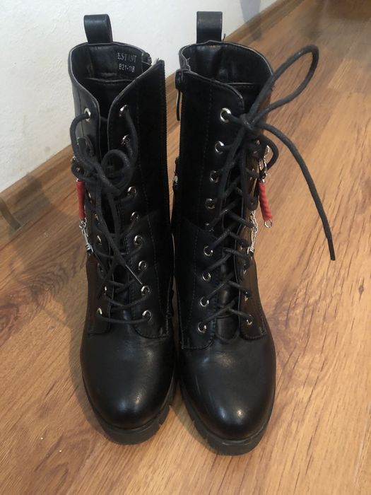 Черни боти с връзки