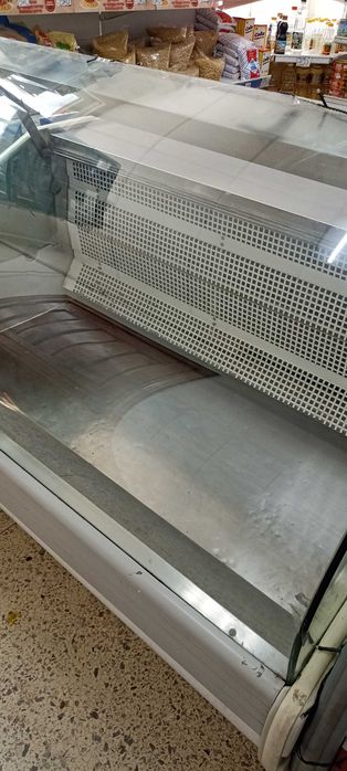 Продам холодильную витрину -8
