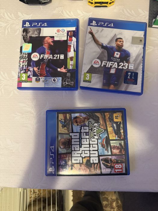 Vand consola ps4 pro + 44 jocuri + 3 controlere