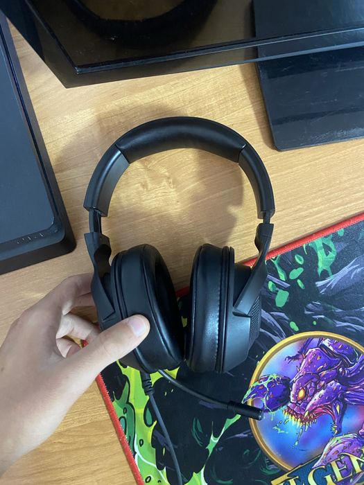 Casti razer cu fir
