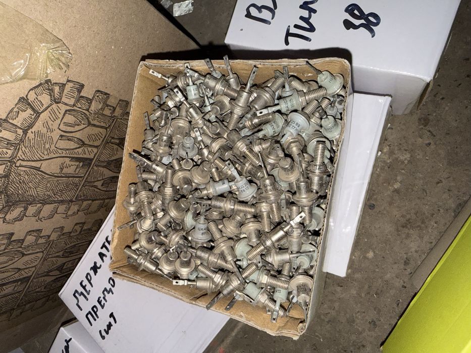 Конденсатор, регулятор, кнопка, резистор, теристор, транзистор.