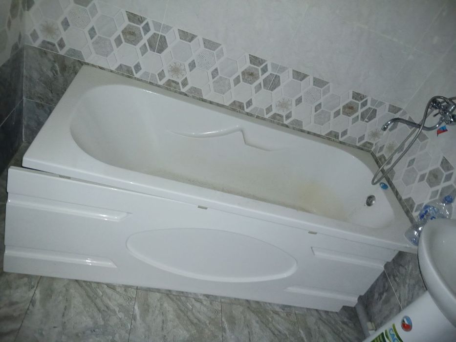 Продаётся дверь для подъезда и ванна.