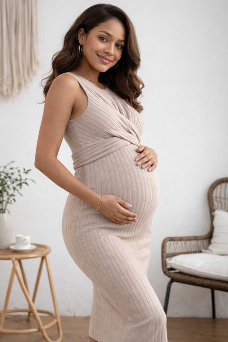 Елегантна бежова рокля за бременни с ефектен дизайн