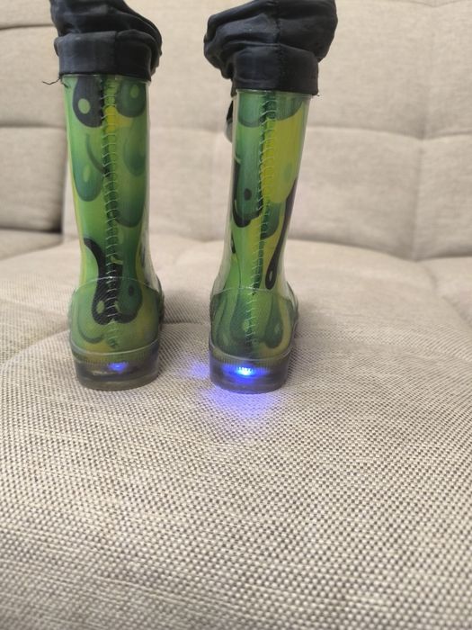 Продам детские резиновые сапоги.