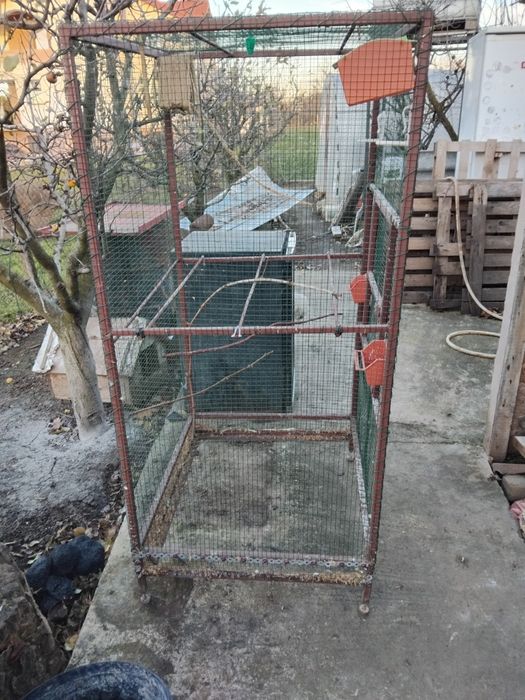 Se vinde voliera medie/mare pentru papagali