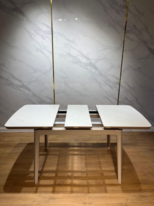 Столы и стулья,