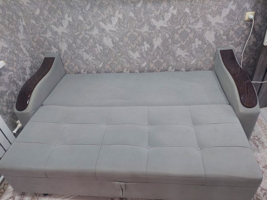 Срочно продам диван почти новый