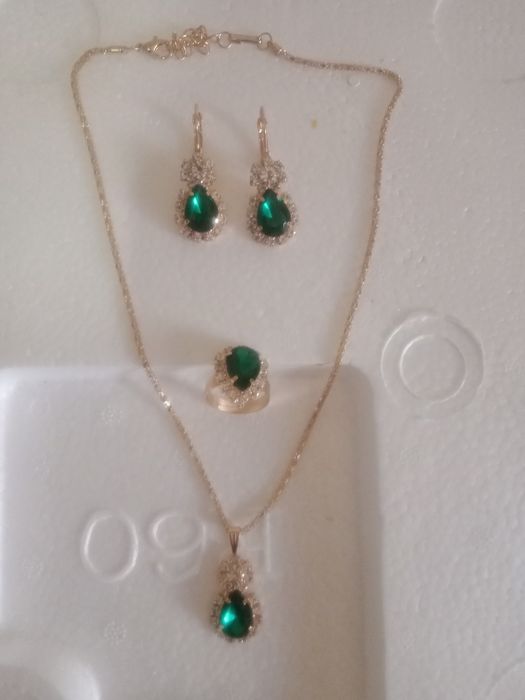 Продается комплект бижутерии. Колье , серьги , кольцо,