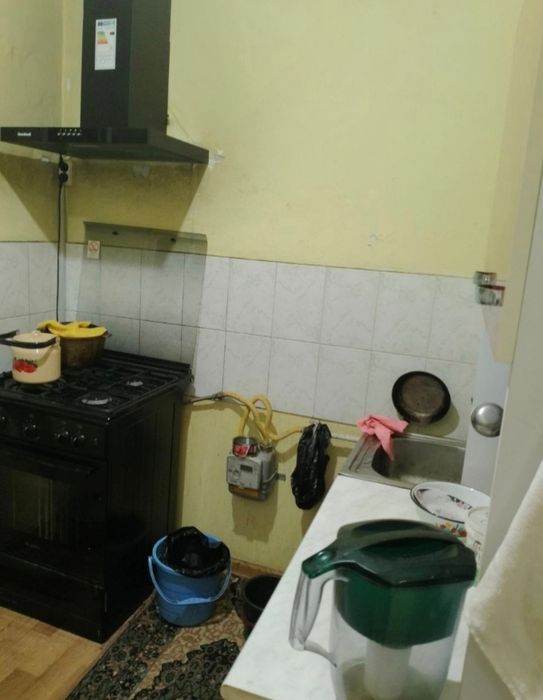 Чилонзор метро 2х комнатная.  С подселением  парням семья. Без детей